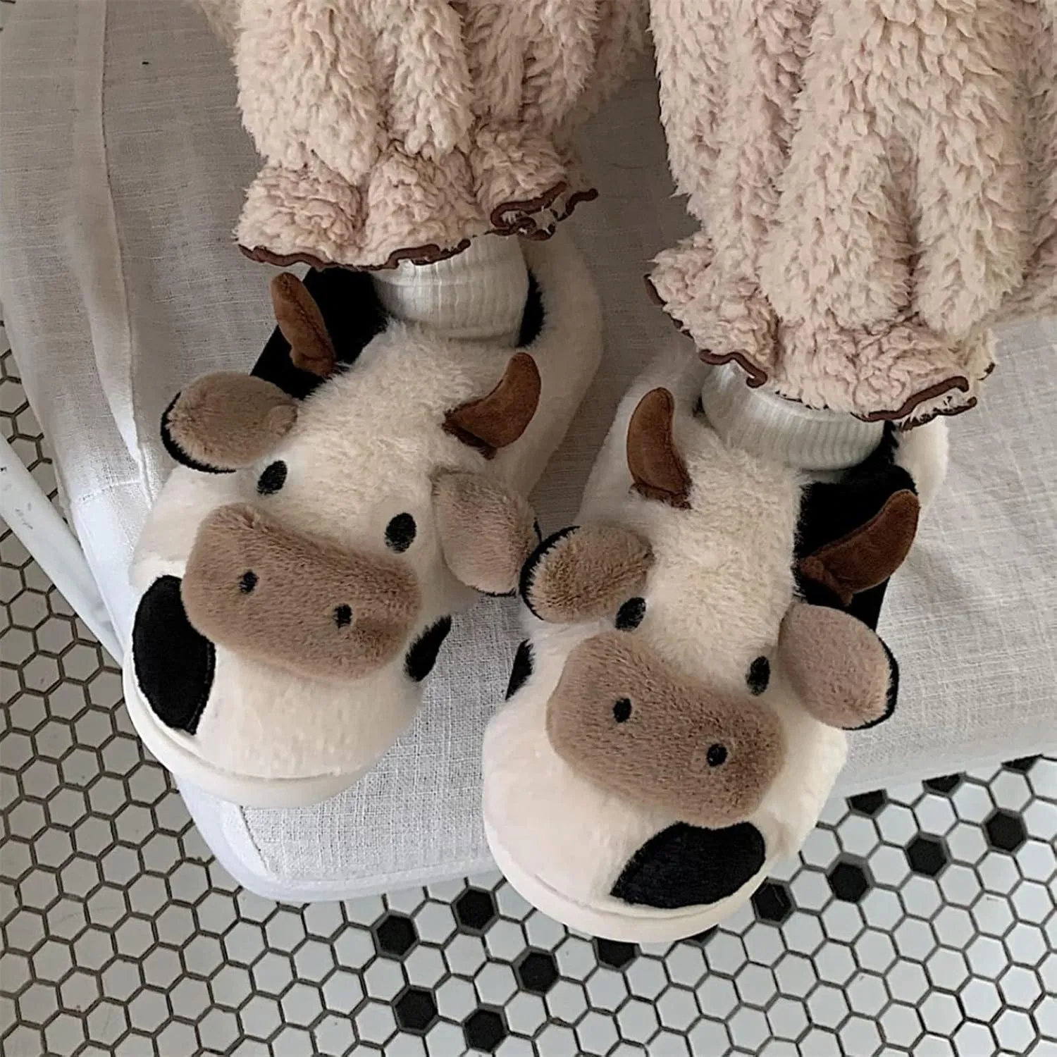 Cow Slides Slippers Unisex Adult Sandals Winter Indoor Outdoor Slippers，Cartoon Fluffy Cotton Non-Slip Slippers Cute Soft Plush Sandals