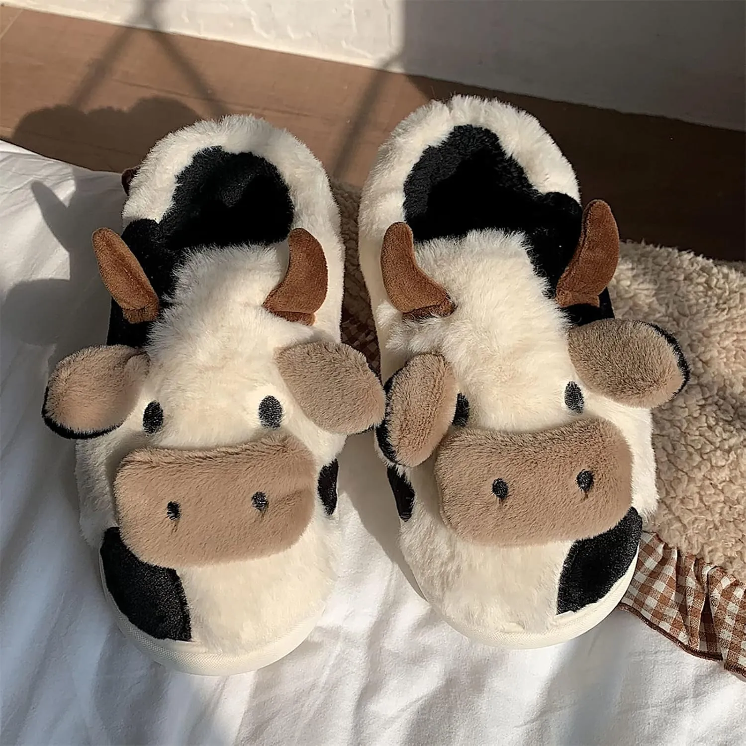 Cow Slides Slippers Unisex Adult Sandals Winter Indoor Outdoor Slippers，Cartoon Fluffy Cotton Non-Slip Slippers Cute Soft Plush Sandals