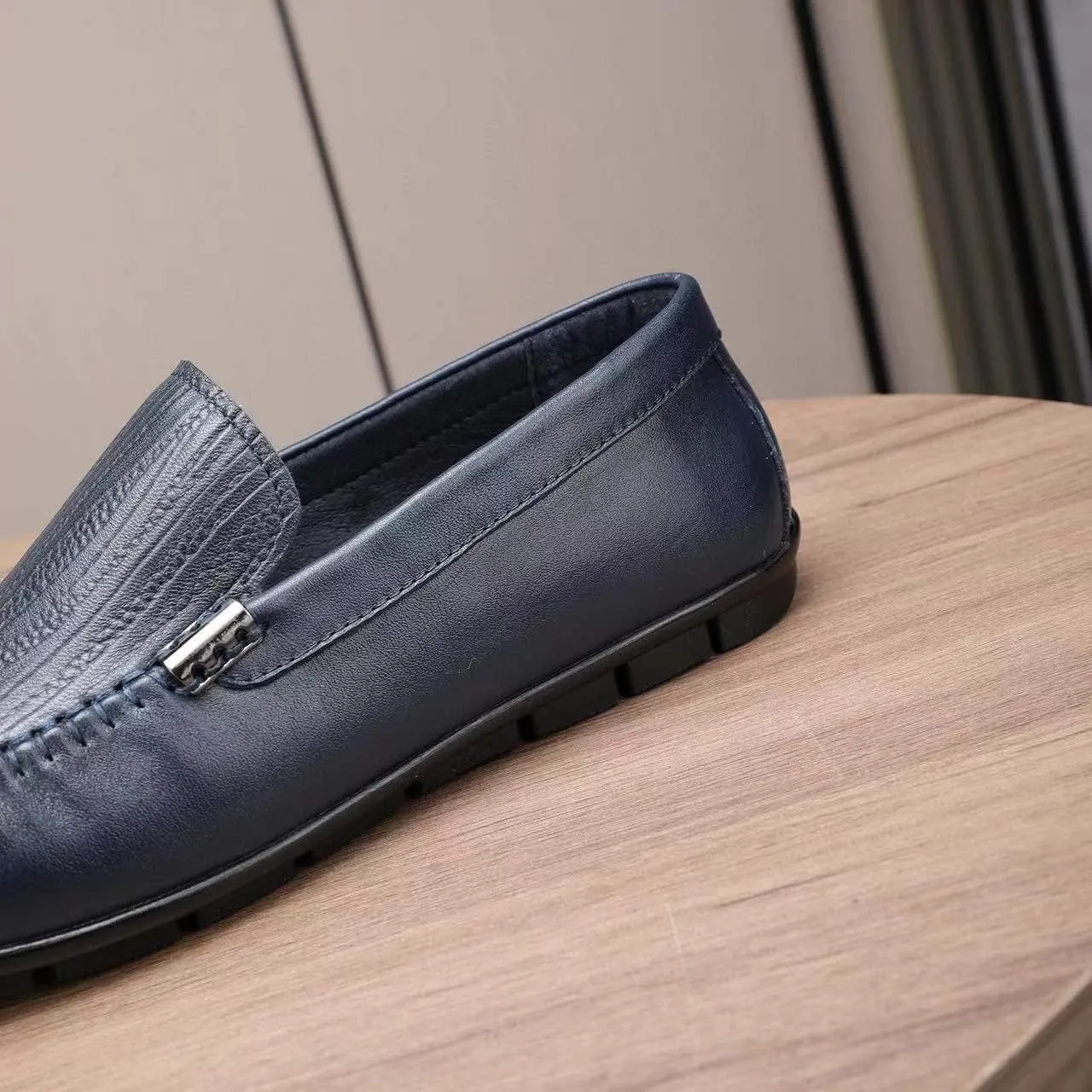 Men's Slip-on Shoe Classic Lightweight Sneaker Real Cowhide Leather Casual Shoes