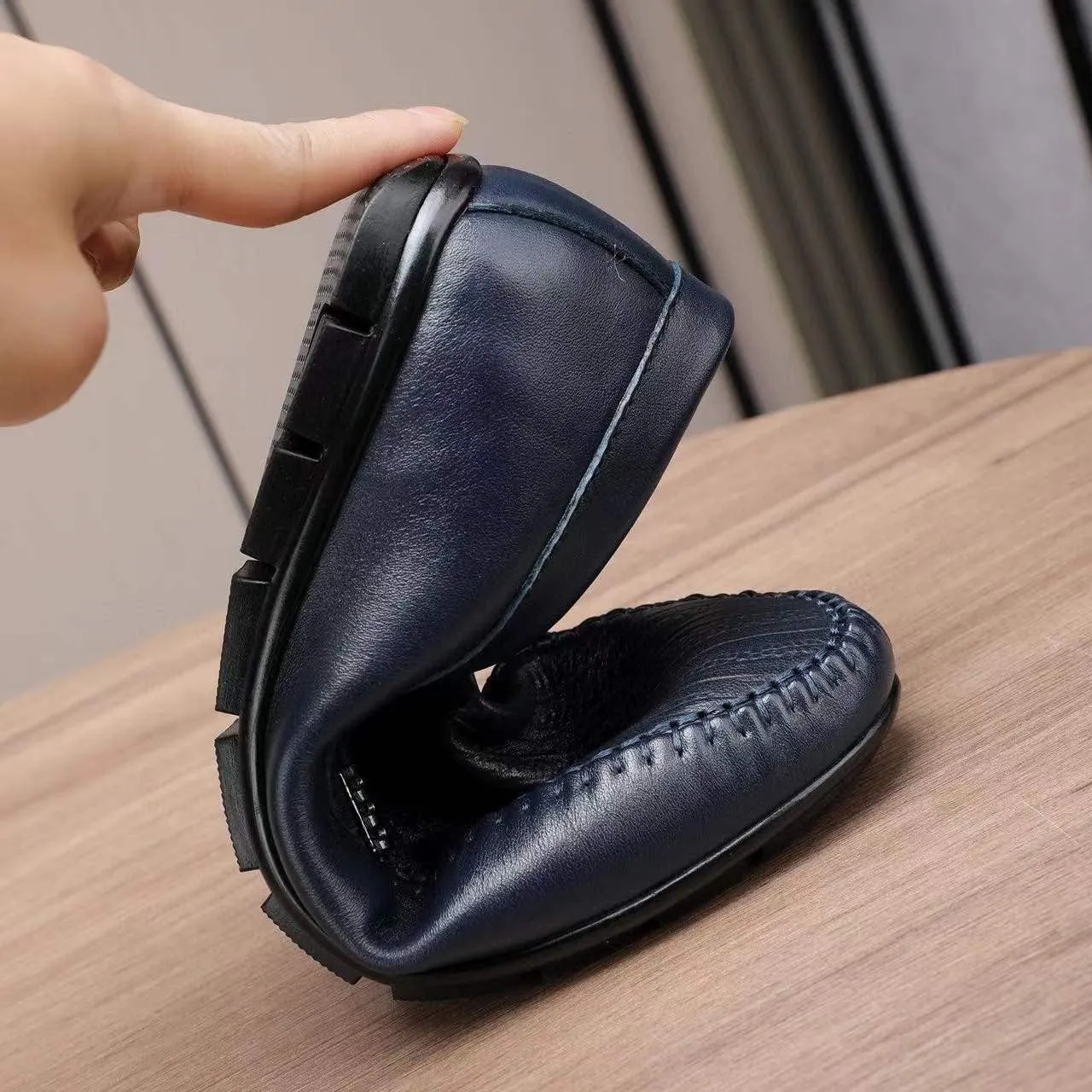 Men's Slip-on Shoe Classic Lightweight Sneaker Real Cowhide Leather Casual Shoes