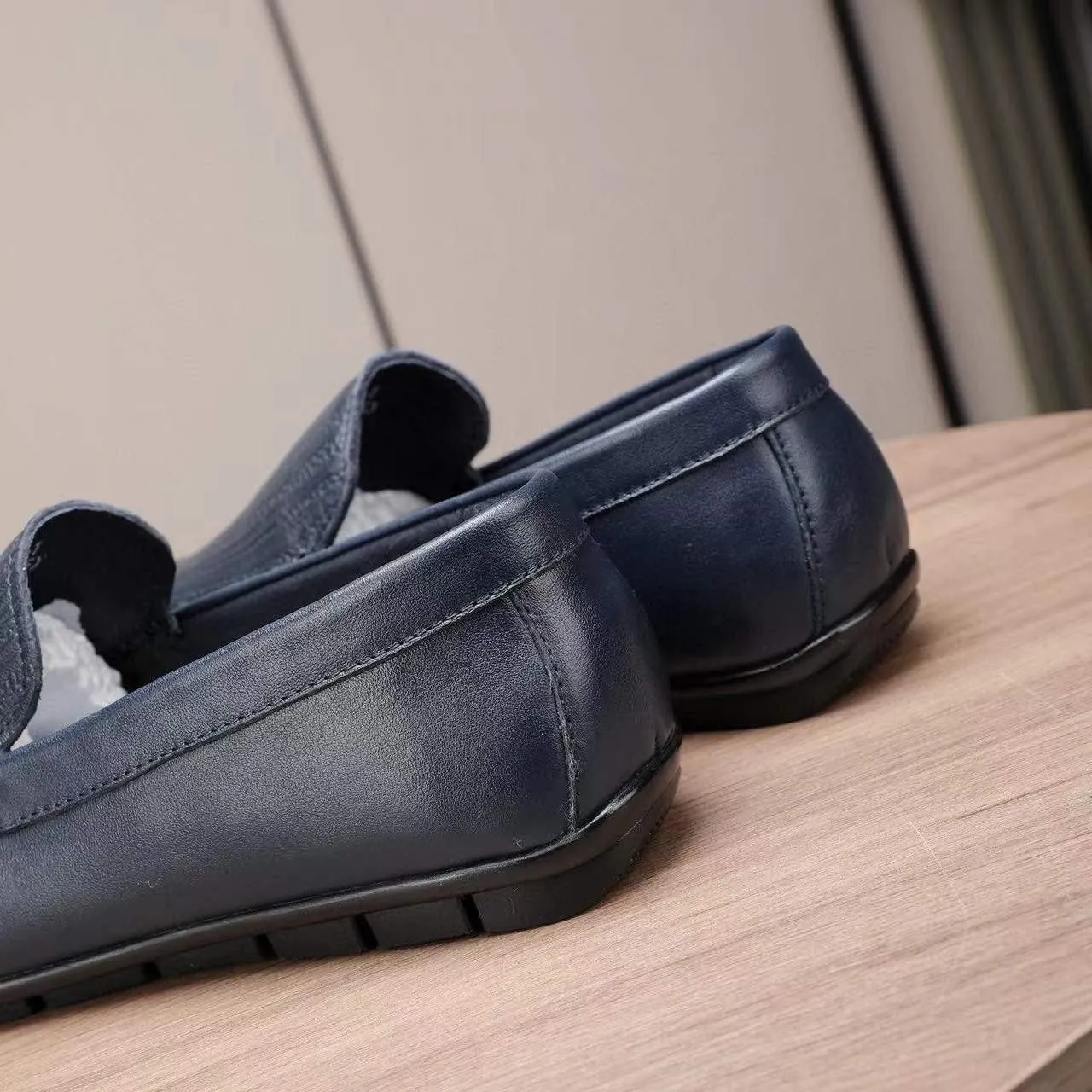 Men's Slip-on Shoe Classic Lightweight Sneaker Real Cowhide Leather Casual Shoes