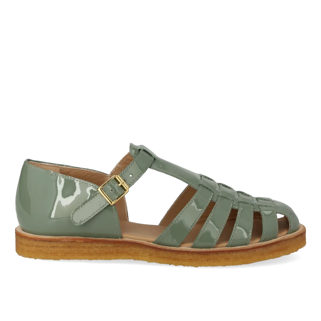 Strap sandal with buckle