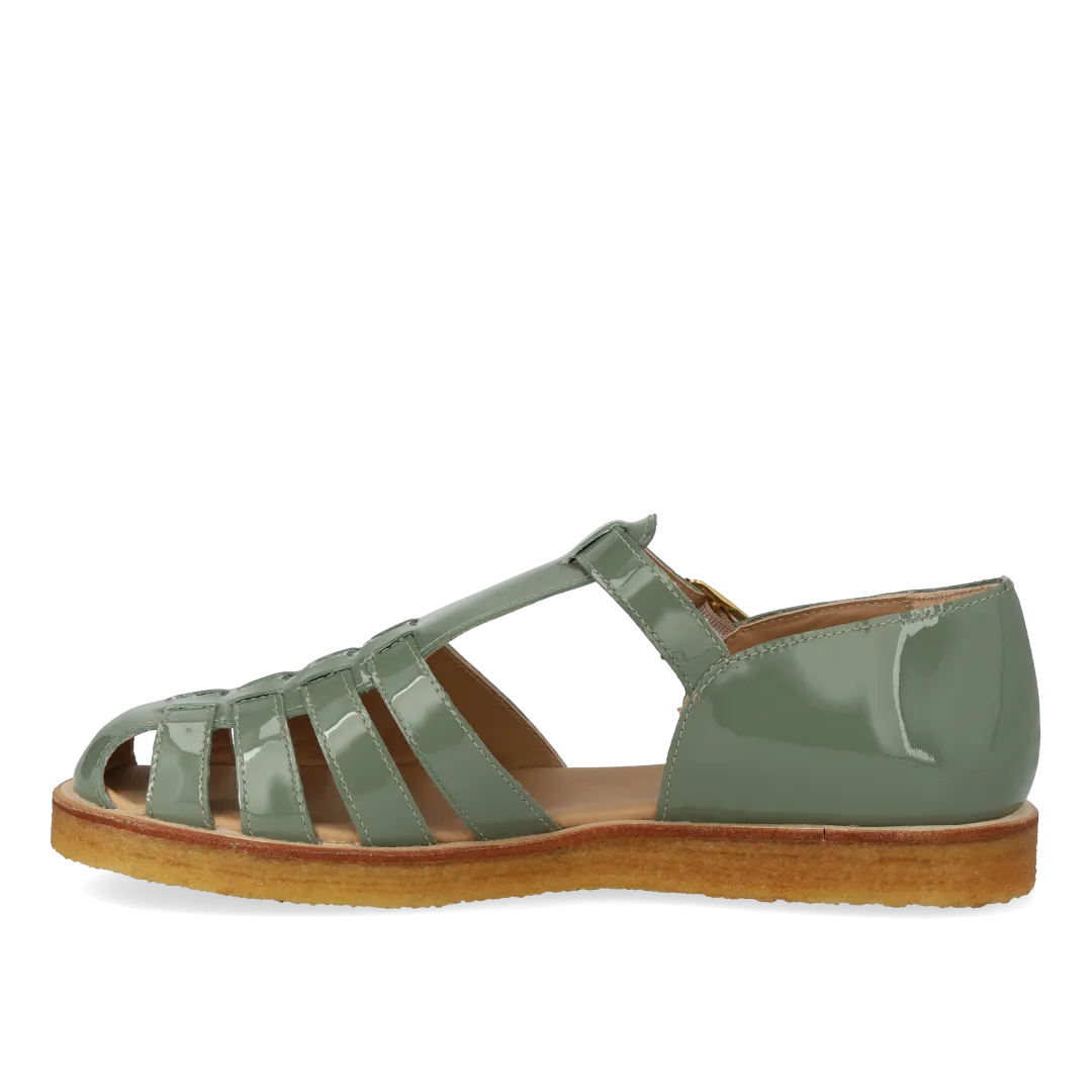 Strap sandal with buckle