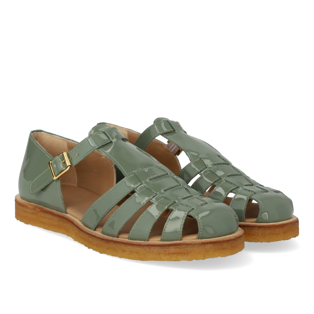 Strap sandal with buckle