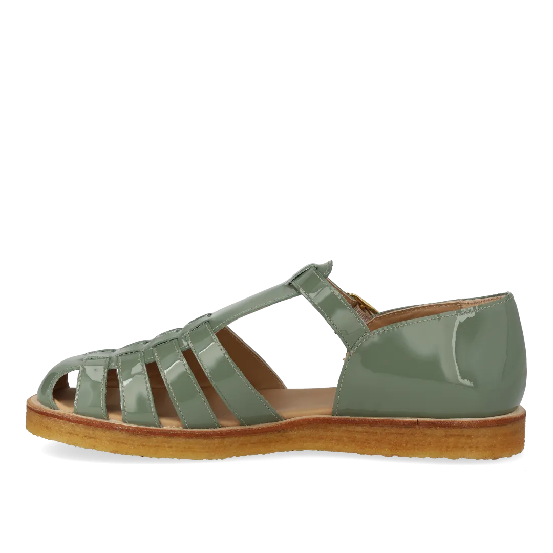 Strap sandal with buckle