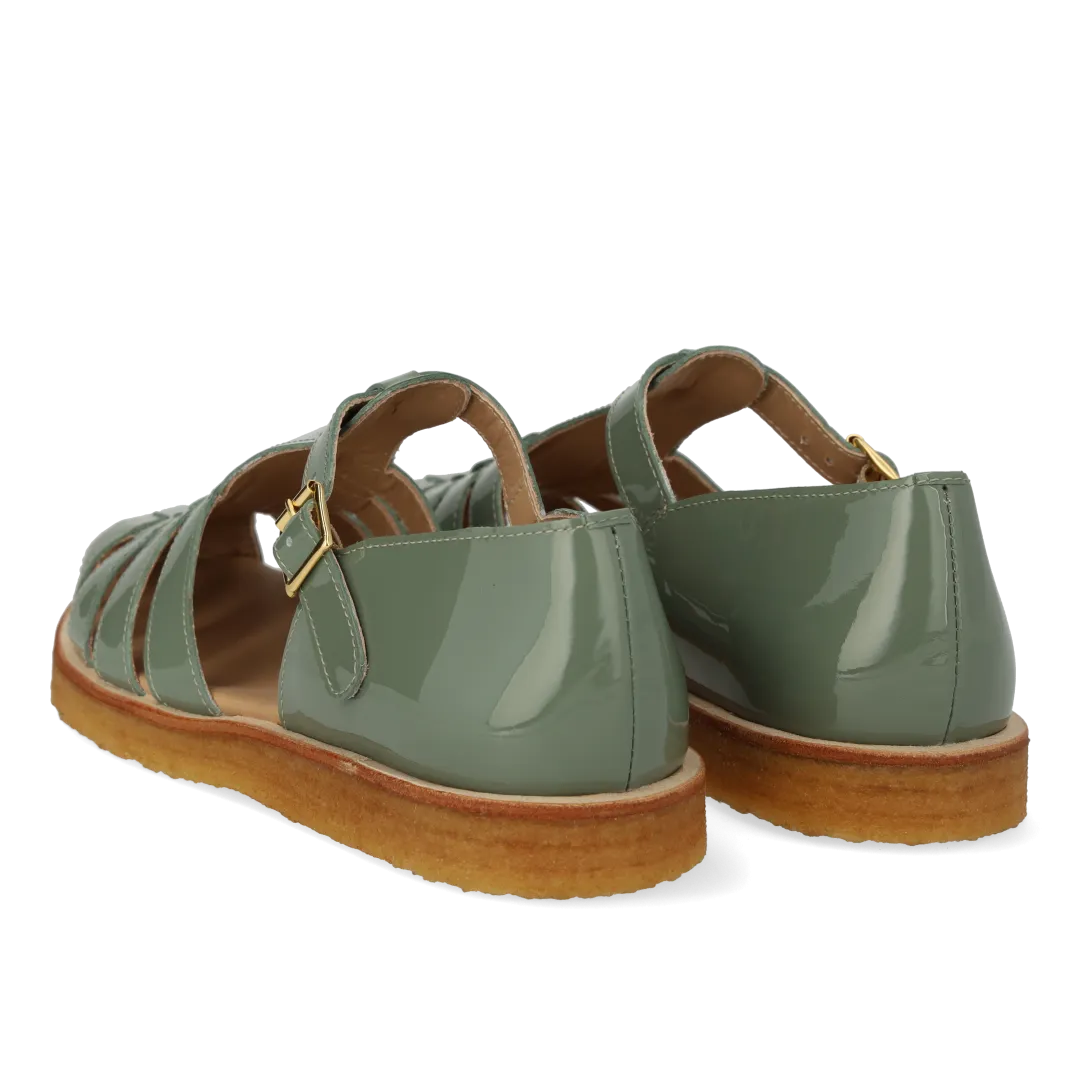 Strap sandal with buckle
