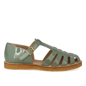 Strap sandal with buckle