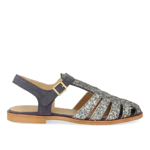 Strap sandal with buckle