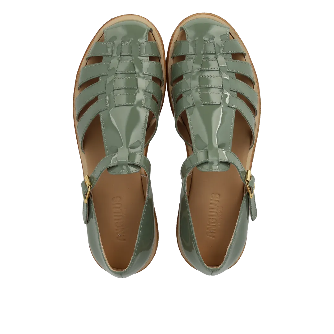Strap sandal with buckle