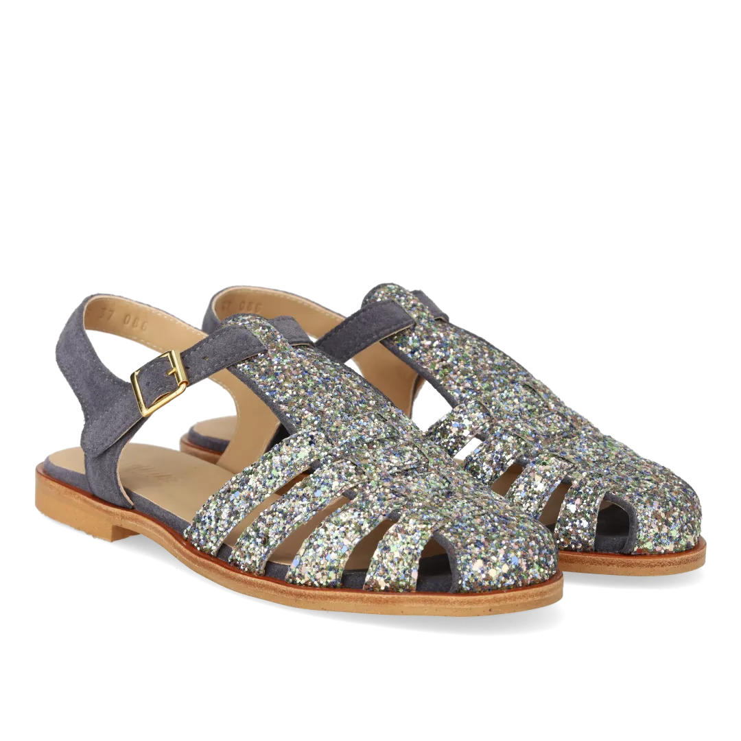 Strap sandal with buckle