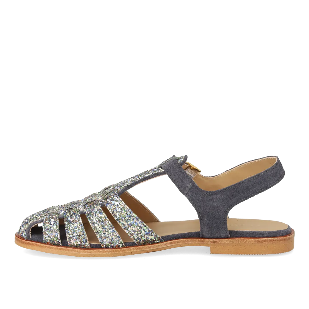 Strap sandal with buckle