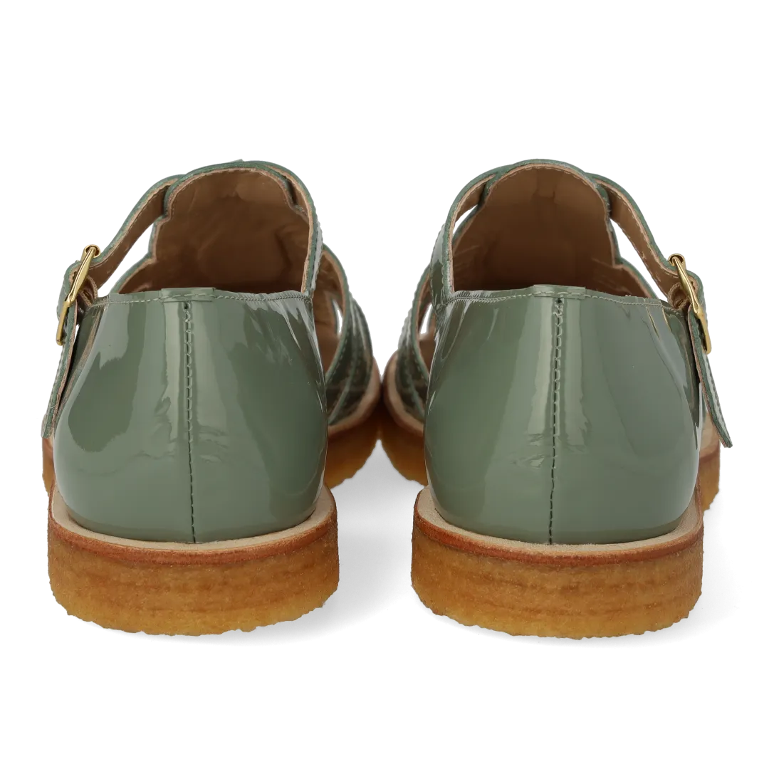 Strap sandal with buckle