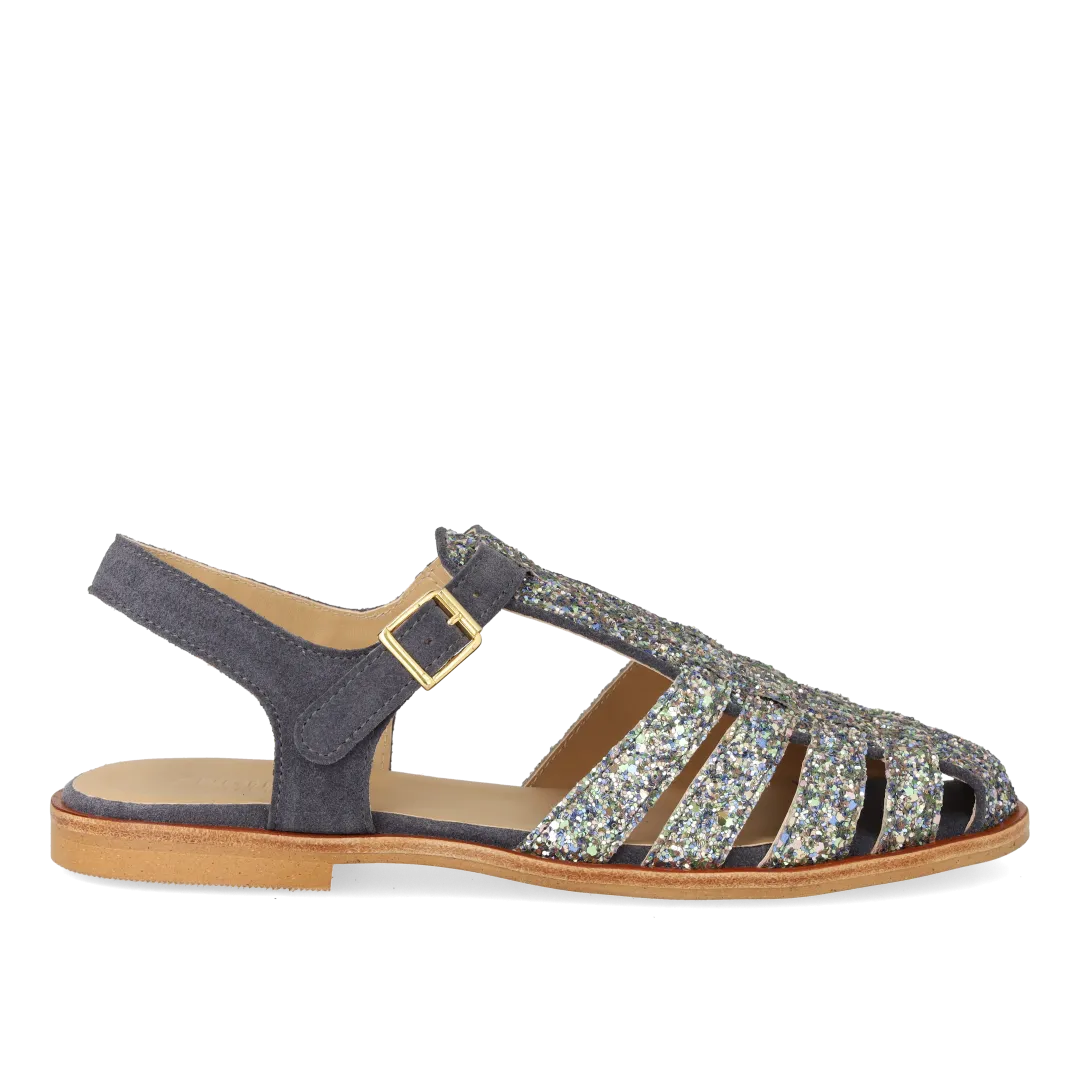 Strap sandal with buckle