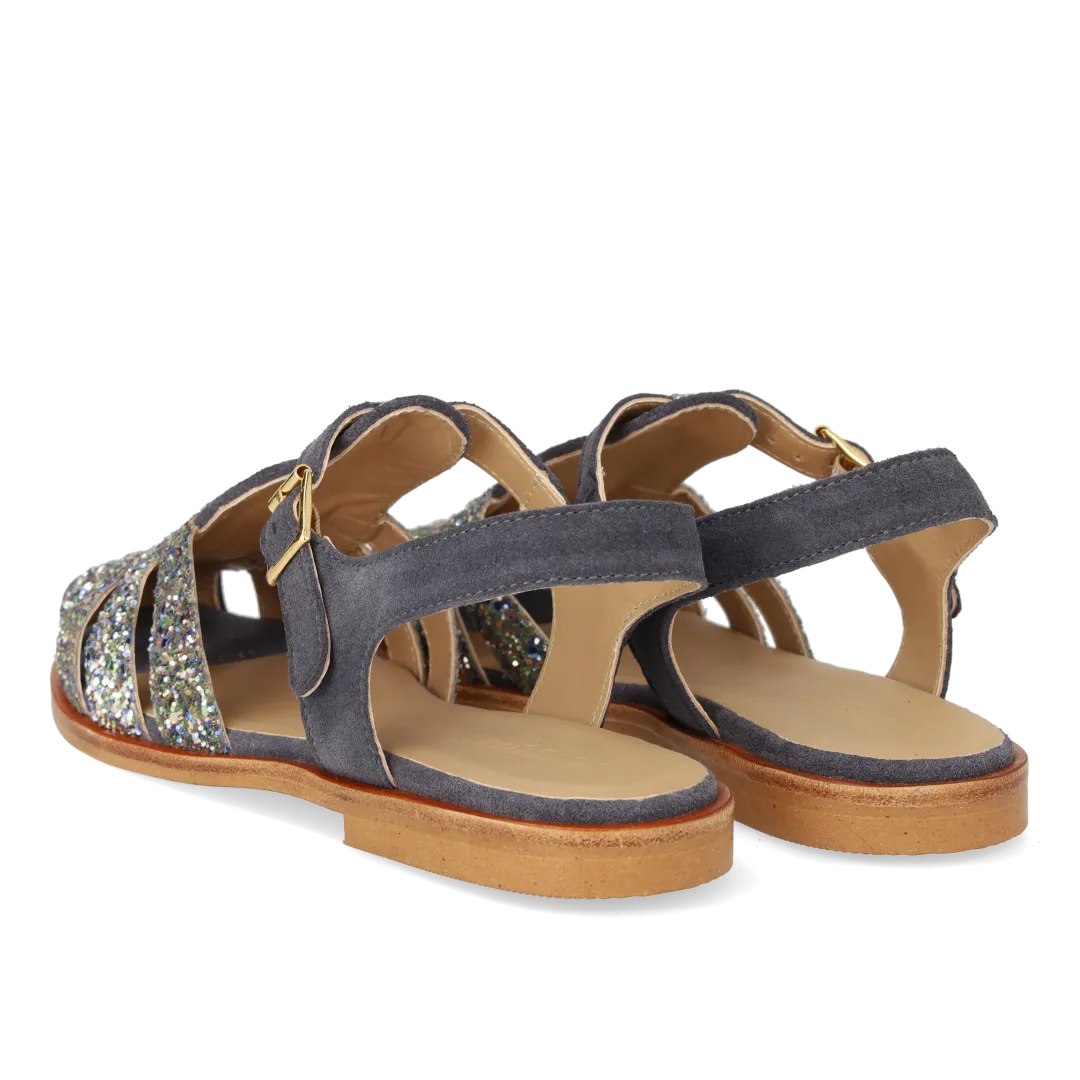 Strap sandal with buckle