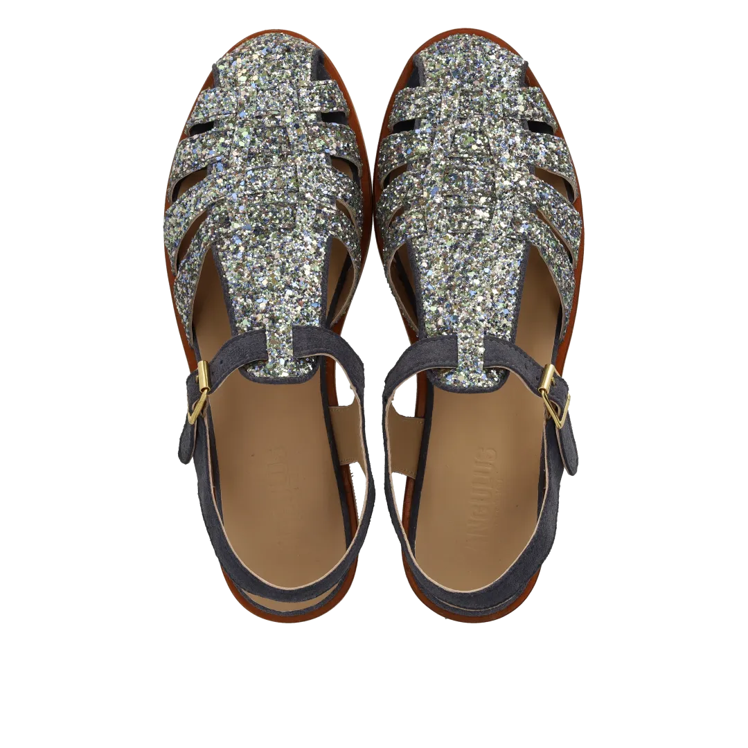 Strap sandal with buckle